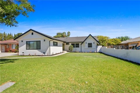 Photo of 8437 Everest St, Downey, CA 90242 (MLS # DW25241387)