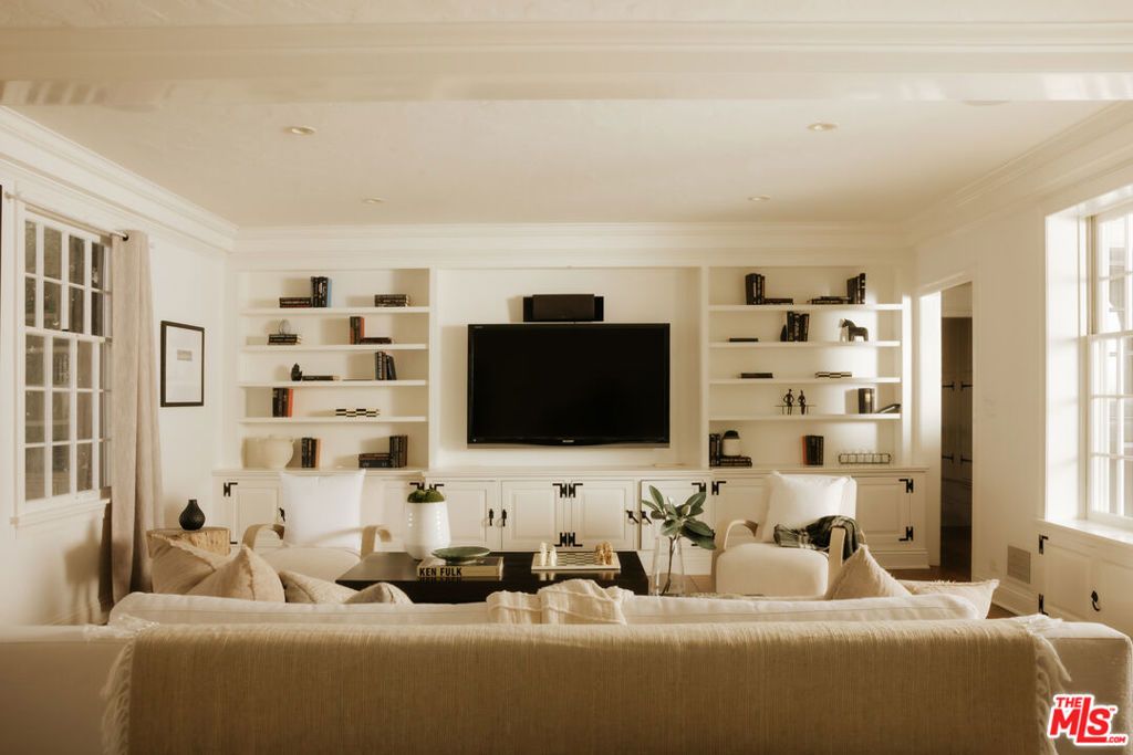 Photo of 11630 Bellagio Road, Los Angeles, CA 90049 (MLS # 25624201)