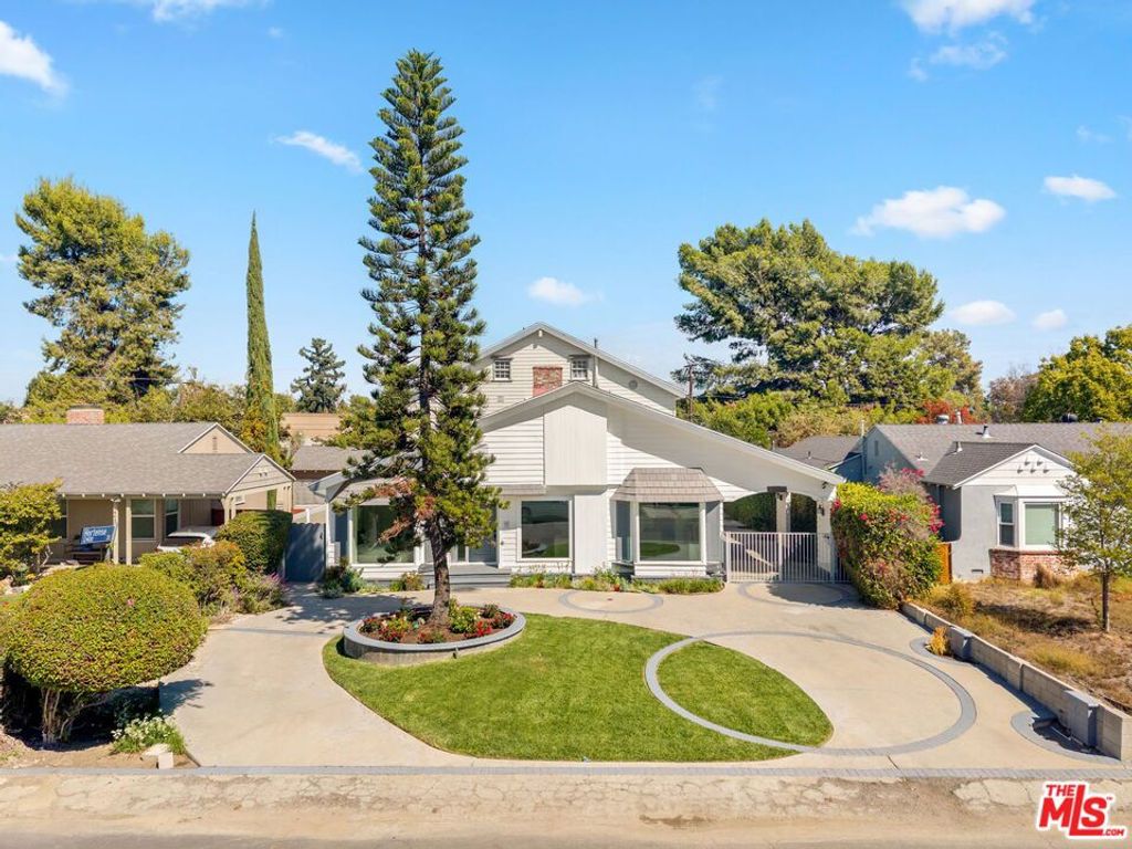 Photo of 4640 Laurelgrove Avenue, Studio City, CA 91604 (MLS # 26640501)