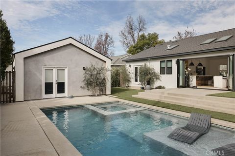 Photo of 13916 La Maida Street, Sherman Oaks, CA 91423 (MLS # SR26103952)