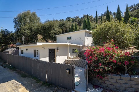 Photo of 1068 Loma Lane, Simi Valley, CA 93063 (MLS # SR26212877)