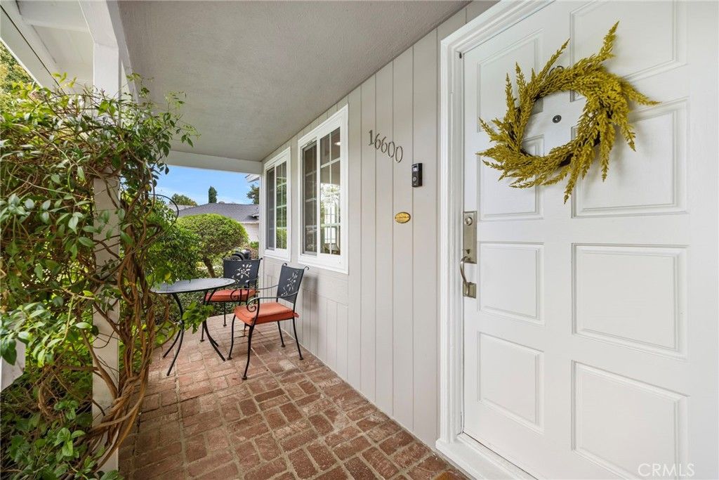 Photo of 16600 Gilmore Street, Lake Balboa, CA 91406 (MLS # SR25260148)