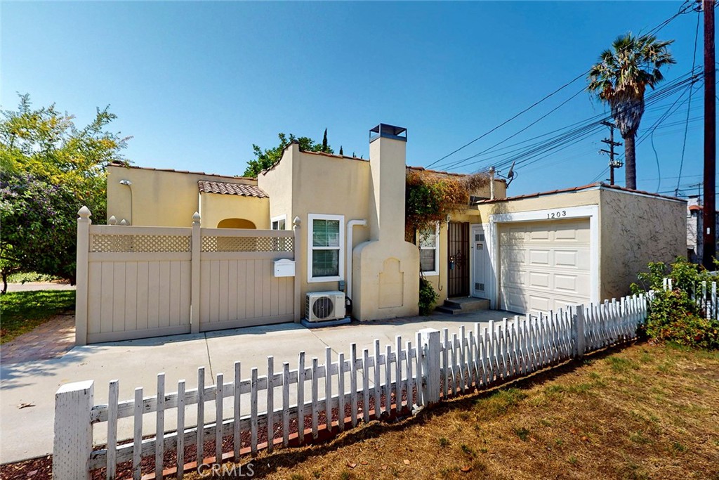 Charming 1 Bedroom Cottage in Beautiful Glendale, CA. Discover this adorable 1 Bedroom 1 bathroom cottage nestled in the lovely city of Glendale.Enjoy the tranquility of fruit trees and lush greenery surrounding the property. Inside, you'll find warm hardwood floors and a spacious, inviting kitchen perfect for cooking and entertaining. Conveniently located near variety of restaurants and locate amenities, this charming home offers both comfort and convenience. Don't Miss the opportunity to make this cottage your new Home!