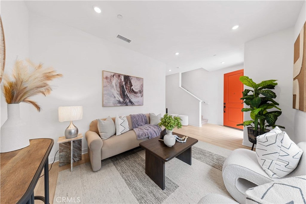 1816 E 1st 440