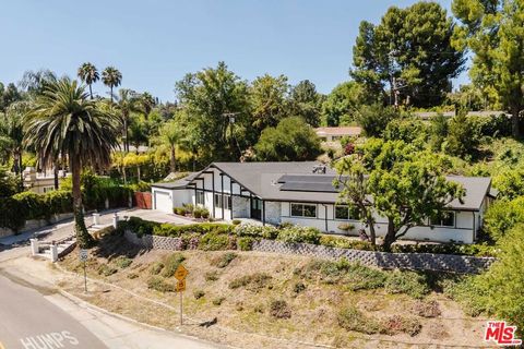 Photo of 5121 Winnetka Avenue, Woodland Hills, CA 91364 (MLS # 26808845)
