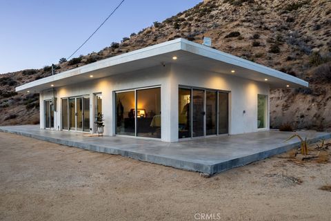 Photo of 6595 Pioneertown Rd, Yucca Valley, CA 92284 (MLS # JT26013291)
