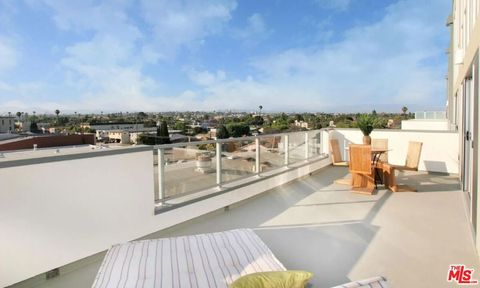 Photo of 4133 Redwood Avenue #1015, Los Angeles, CA 90066 (MLS # 25618911)