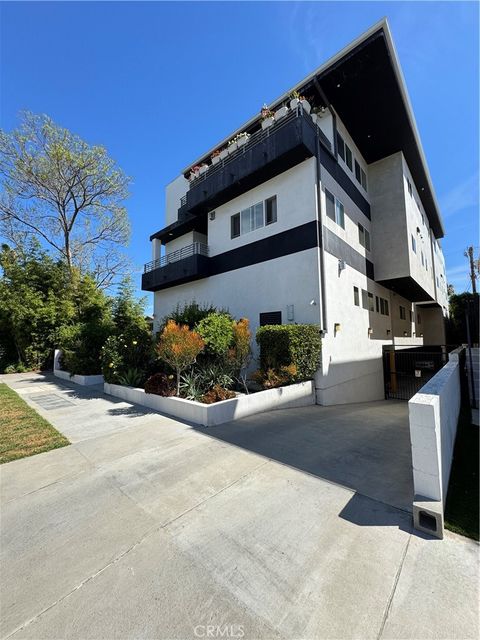 Photo of 5432 Hermitage Ave Ave #202, Valley Village, CA 91607 (MLS # SR26073262)