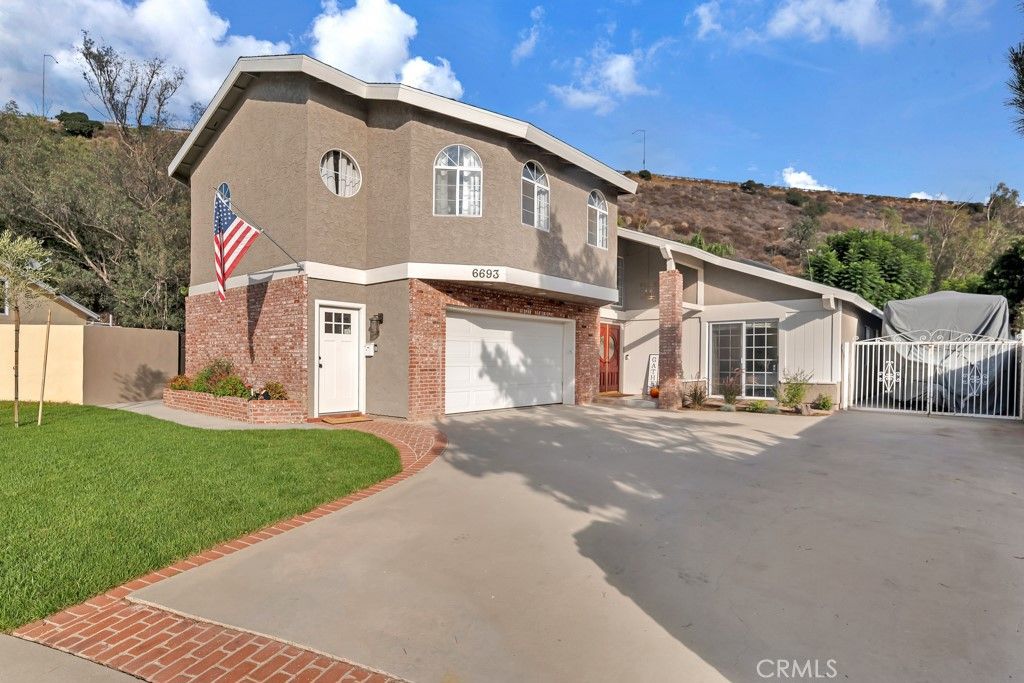Photo of 6693 Ardenwood Cir, Simi Valley, CA 93063 (MLS # SR25231916)