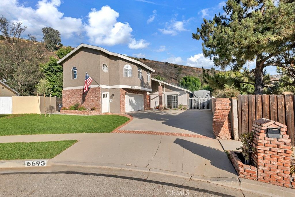 Photo of 6693 Ardenwood Cir, Simi Valley, CA 93063 (MLS # SR25231916)