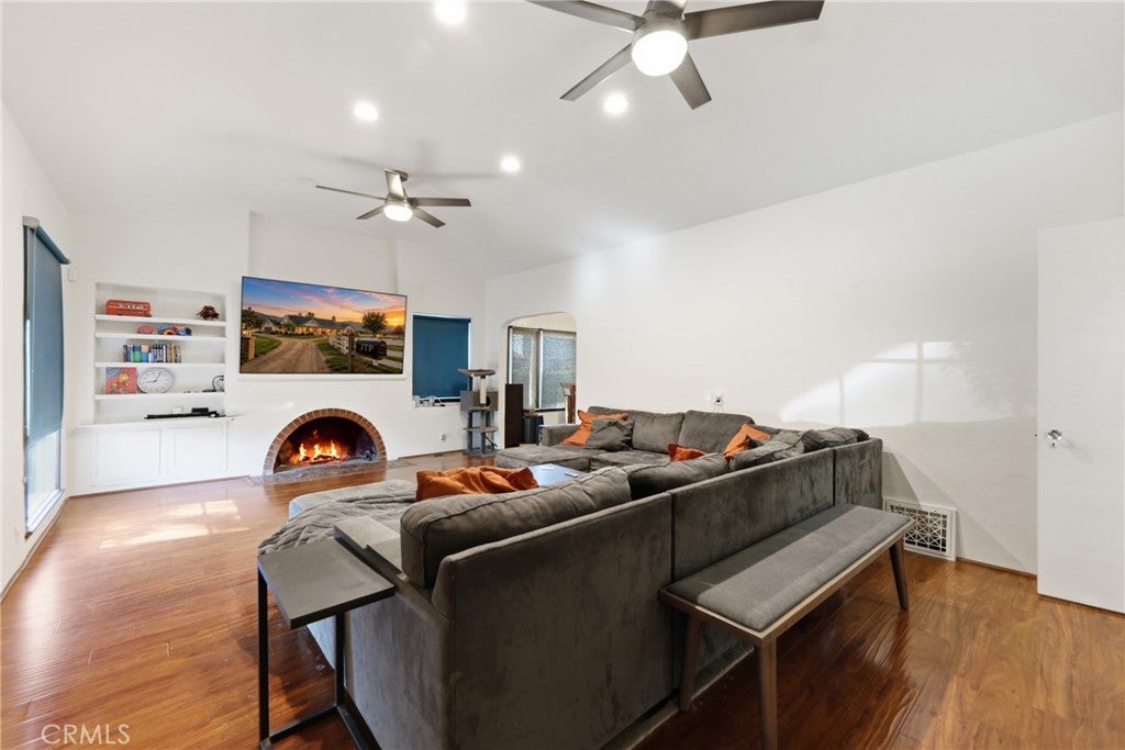 129 N Santa Anita Street