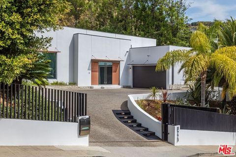 Photo of 9229 Robin Drive, Los Angeles, CA 90069 (MLS # 26796383)