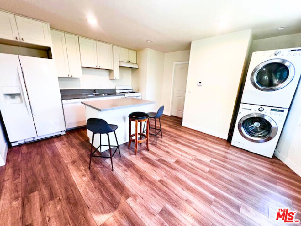 1 BEDROOM PLUS A DEN(CAN BE 2ND BEDROOM). FEEL LIKE A HOME. FALL IN LOVE WITH YOUR NEW SPACE. Fresh New paint, FULLY UPDATED ABOUT 4 YEARS AGO, CENTRAL AIR CONDITIONER, TANKLESS WATER HEATER FOR UNLESS HOT WATER. DUAL PANE WINDOWS, WASHER AND DRYER IN UNIT. 2 PARKING SPACES. OPEN FLOOR PLAN, KITCHEN ISLAND WITH BREAKFAST NOOK. READY TO MOVE IN BY JULY 1, 2025. LET'S GO SEE THIS!!