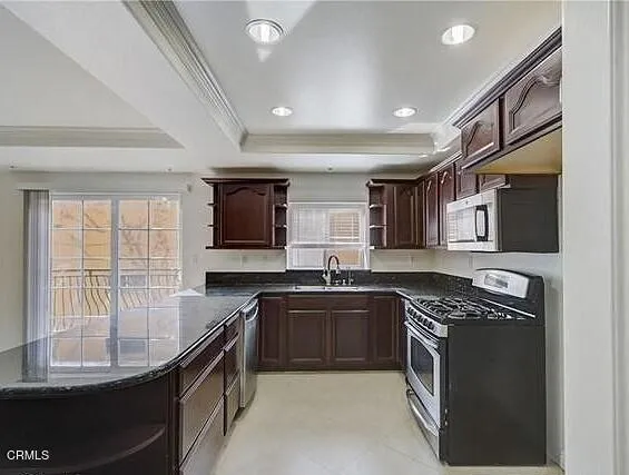 Los Angeles, California 90005, United States, 2 Bedrooms Bedrooms, ,2 BathroomsBathrooms,Residential,Active,92969