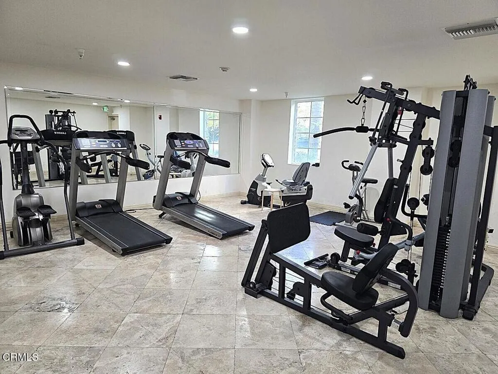 Los Angeles, California 90005, United States, 2 Bedrooms Bedrooms, ,2 BathroomsBathrooms,Residential,Active,92969