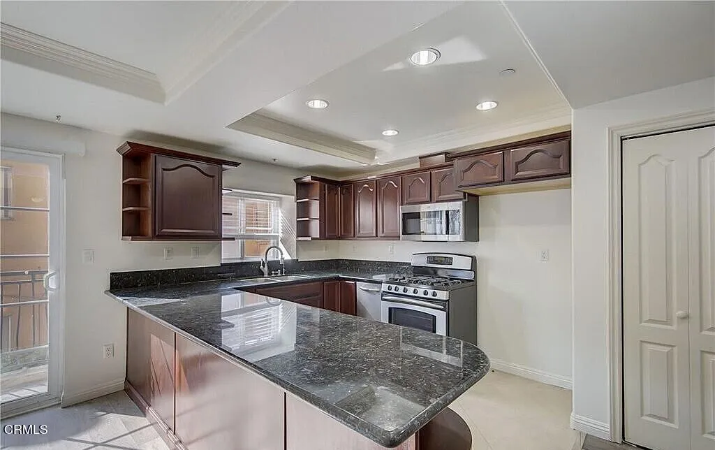 Los Angeles, California 90005, United States, 2 Bedrooms Bedrooms, ,2 BathroomsBathrooms,Residential,Active,92969