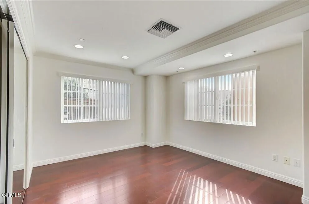 Los Angeles, California 90005, United States, 2 Bedrooms Bedrooms, ,2 BathroomsBathrooms,Residential,Active,92969