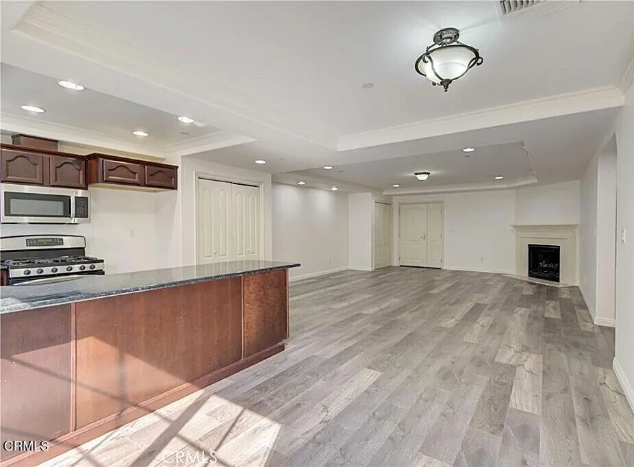 Los Angeles, California 90005, United States, 2 Bedrooms Bedrooms, ,2 BathroomsBathrooms,Residential,Active,92969