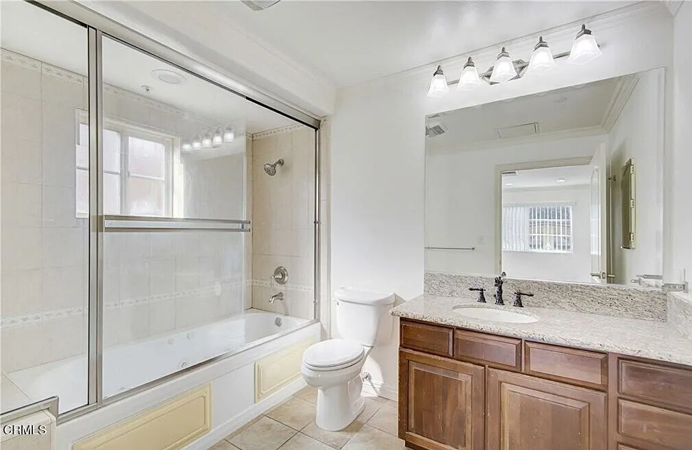 Los Angeles, California 90005, United States, 2 Bedrooms Bedrooms, ,2 BathroomsBathrooms,Residential,Active,92969