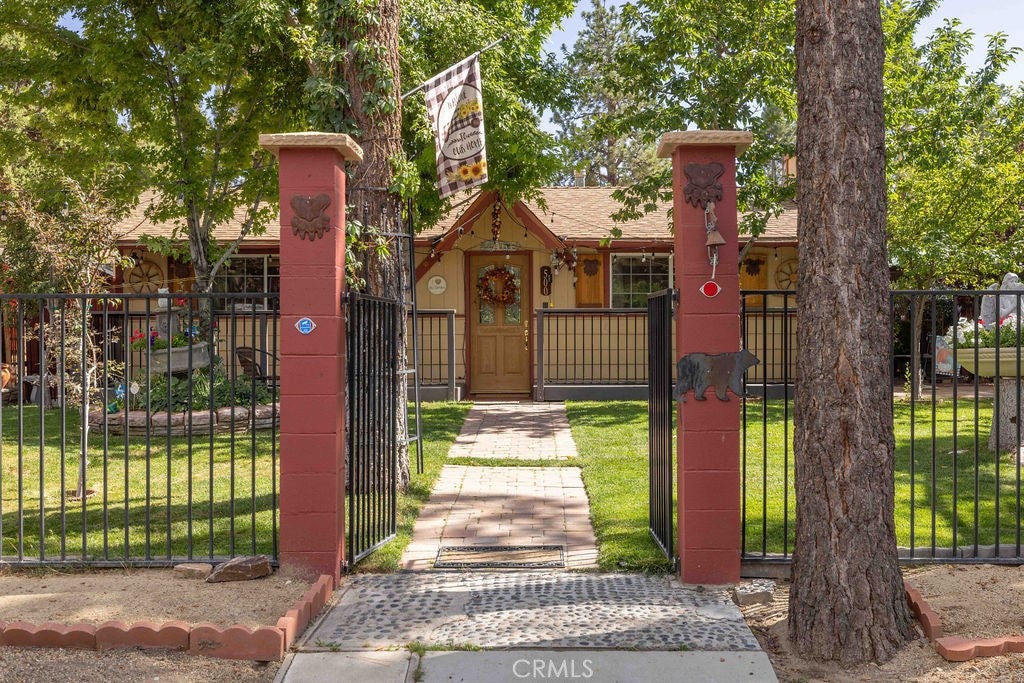 500 E Meadow