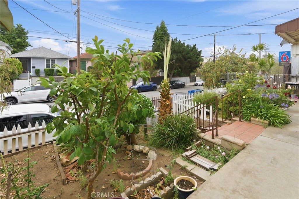 338 W 9th Street