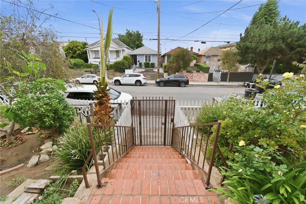 338 W 9th Street