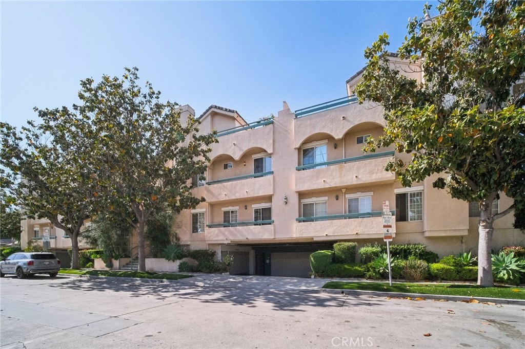 Step into sophisticated living in this stunning townhouse nestled in the vibrant heart of Toluca Lake. Boasting soaring ceilings and designer finishes throughout, this residence exudes modern elegance and warmth. The inviting living area features a floor-to-ceiling marble fireplace and opens to a sunlit private patio, seamlessly blending indoor and outdoor living.The open-concept kitchen is a chef’s dream, showcasing sleek white modern cabinetry, a clean layout, and premium finishes. The curved staircase leads you to a luxurious master suite complete with custom closets and a spa-inspired bathroom featuring a jetted tub.Enjoy the versatility of an additional loft space adjacent to your private rooftop patio, perfect for a home office, gym, or creative retreat. Sahara plaster walls throughout add a sophisticated texture and finish. Located within a gated, lushly landscaped compound, this home offers privacy and serenity while being just moments away from the lively restaurants, cafes, and entertainment of Riverside Drive.