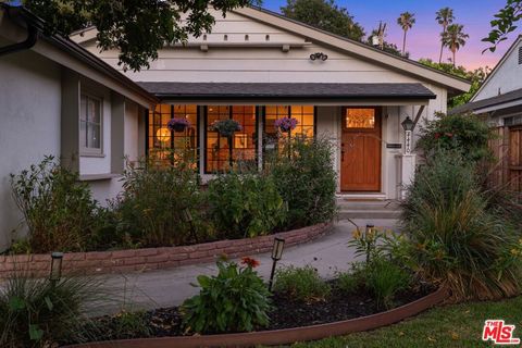 Photo of 4440 Sylmar Avenue, Sherman Oaks, CA 91423 (MLS # 26716765)