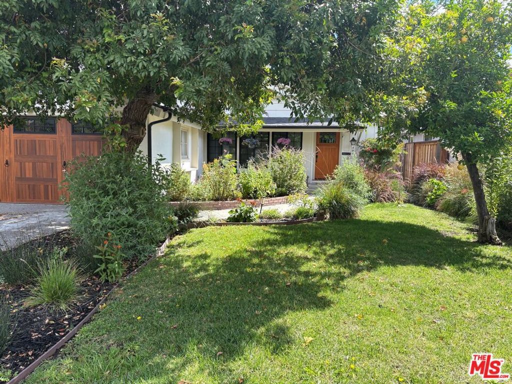 Photo of 4440 Sylmar Avenue, Sherman Oaks, CA 91423 (MLS # 26716765)