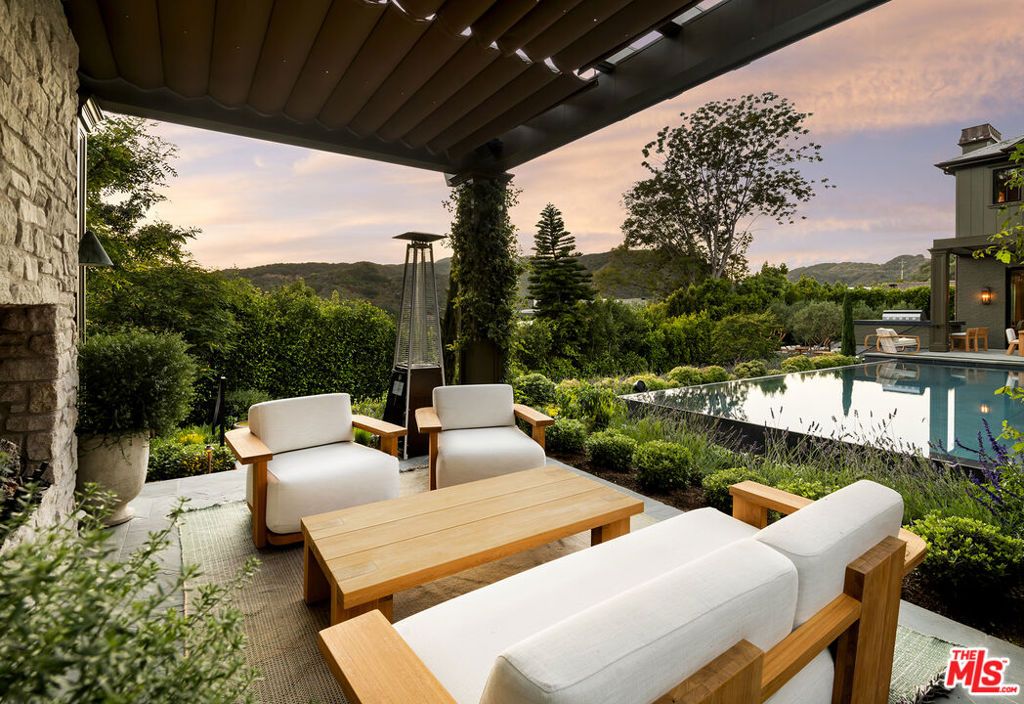 Photo of 1529 Amalfi Drive, Pacific Palisades, CA 90272 (MLS # 25599593)
