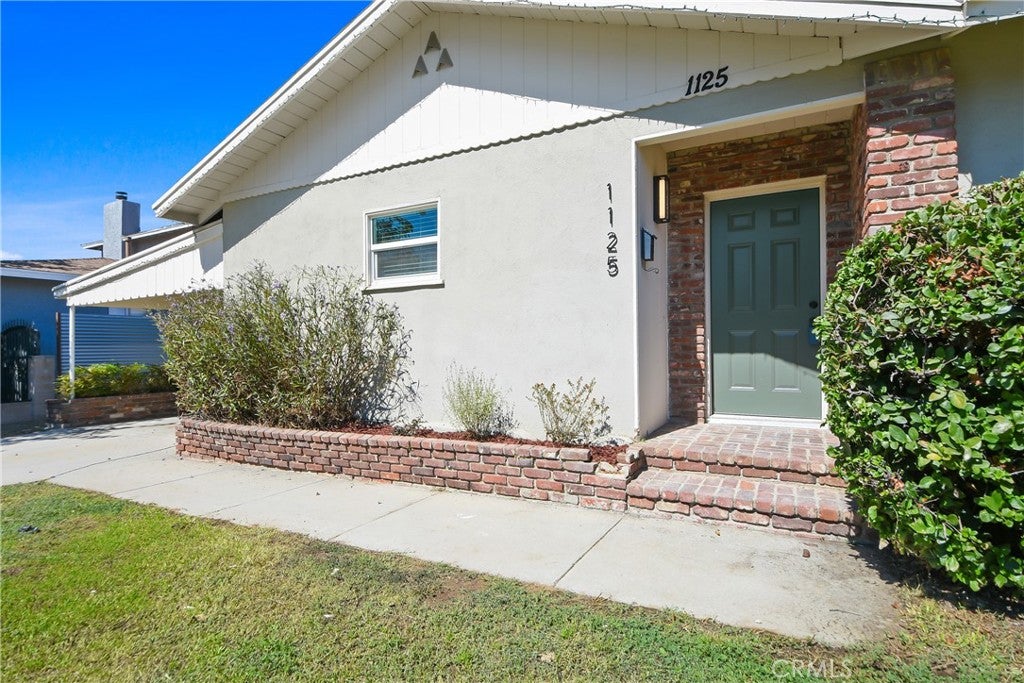 1125 E Thackery