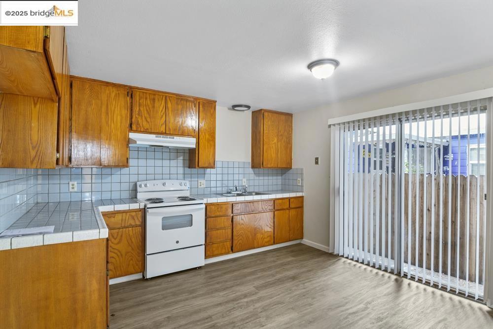 E OAKLAND - Residential Income
