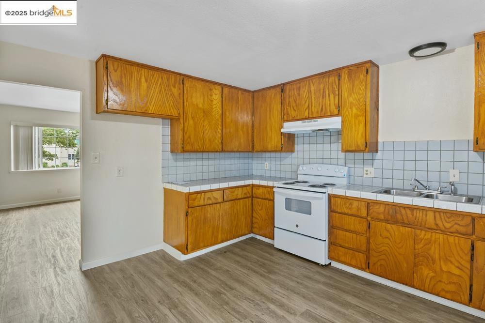 E OAKLAND - Residential Income