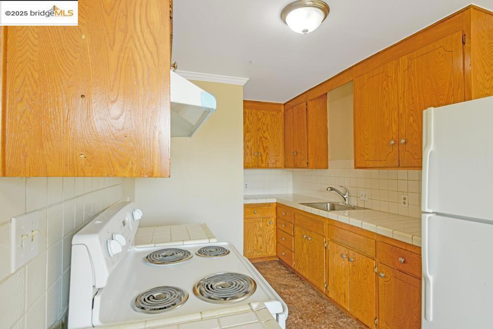 E OAKLAND - Residential Income