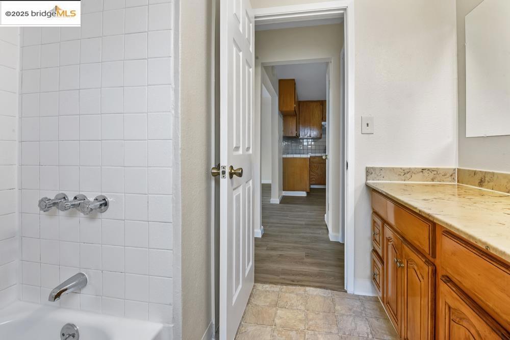 E OAKLAND - Residential Income