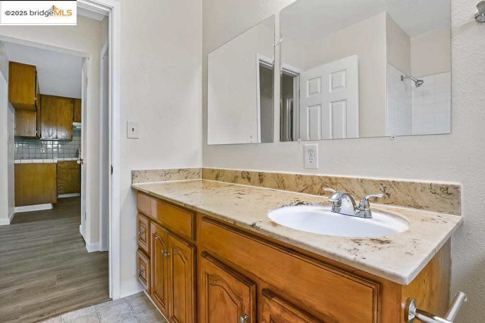 E OAKLAND - Residential Income