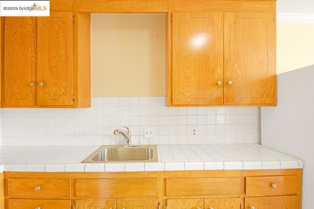 E OAKLAND - Residential Income