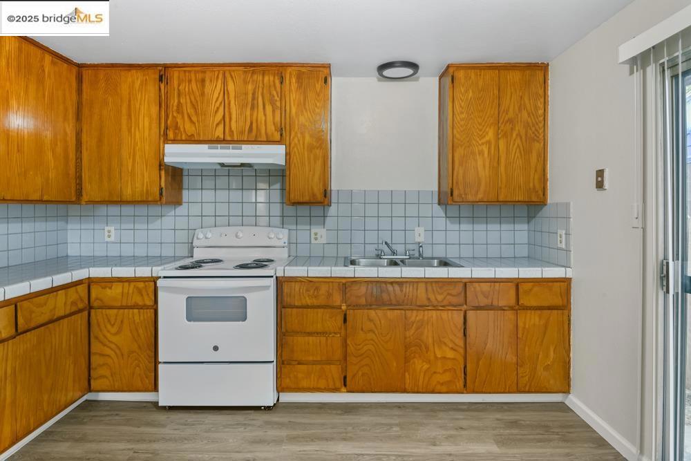 E OAKLAND - Residential Income