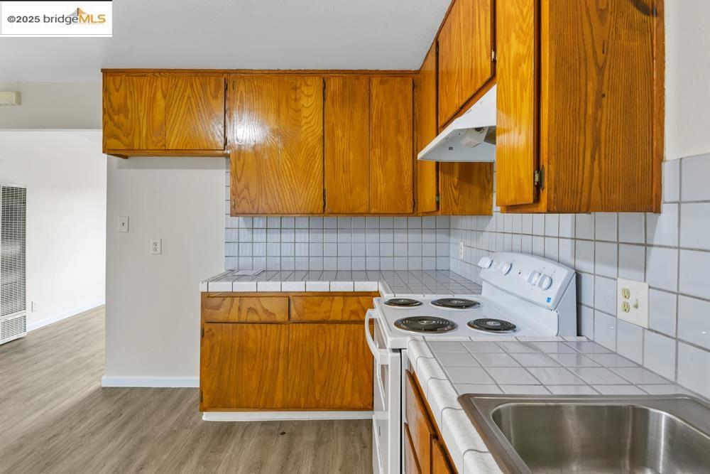 E OAKLAND - Residential Income
