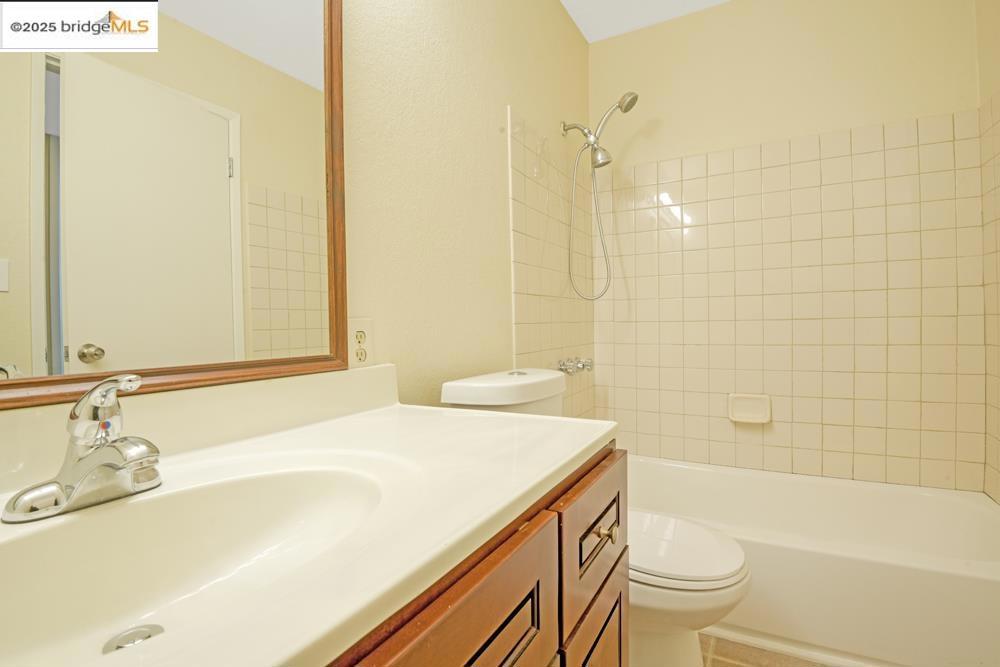 E OAKLAND - Residential Income