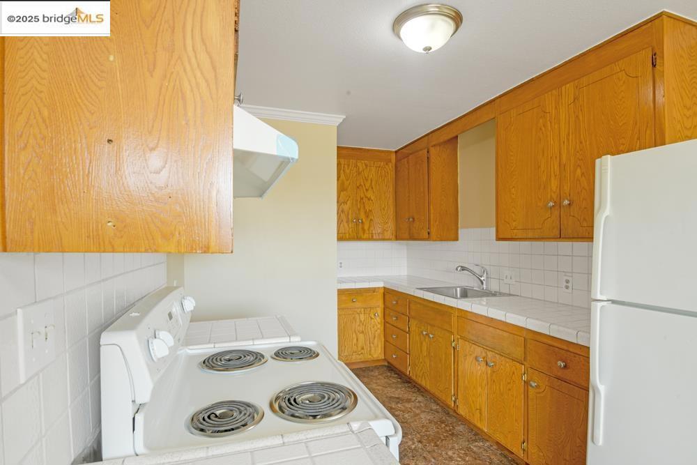 E OAKLAND - Residential Income