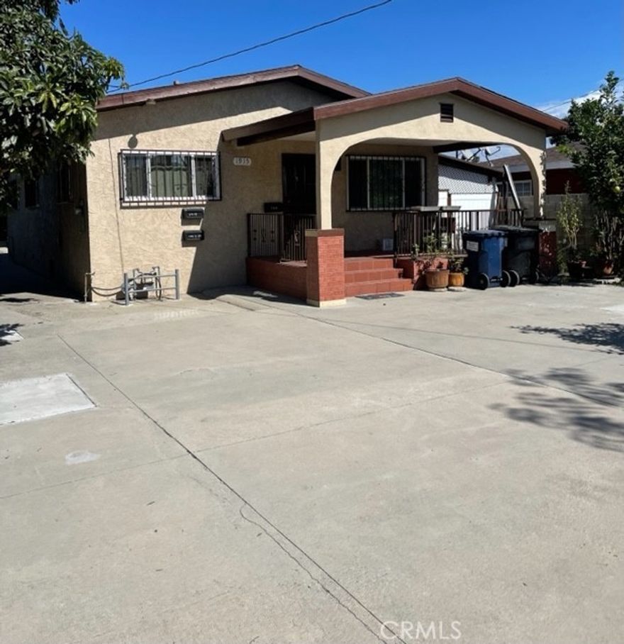 FRONT HOUSE WILL BE DELEVIER VACANT at/or CLOSE OF ESCROW!! Front unit 3 bed/2bath, 2nd unit 3bed/1bath and 3rd unit 2bed/1bath. This property is 2879 Sqft and with a lot size of 9155, Plenty space for 6-8 cars.  This is perfect for the family who wants to live in their own house while receiving rental income to help offset the mortgage. Don't let this one get away! Great opportunity to own.