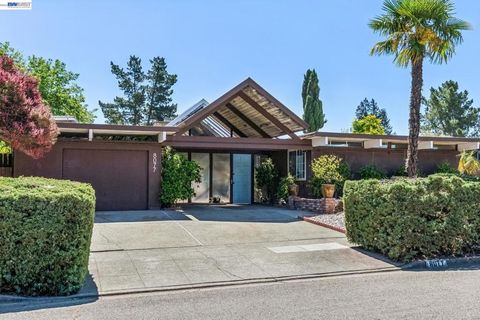 Photo of 8077 Shay Dr Dr, Oakland, CA 94605 (MLS # 41130349)