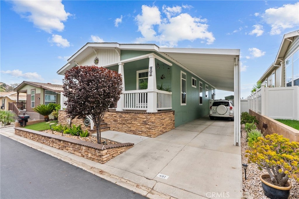 15455 Glenoaks 481
