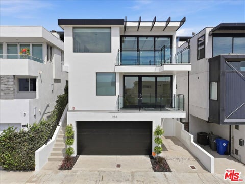 Photo of 104 Manhattan Avenue, Manhattan Beach, CA 90266 (MLS # 26931677)
