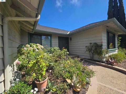 Photo of 11732 Bloomington Way, Dublin, CA 94568 (MLS # 41144176)