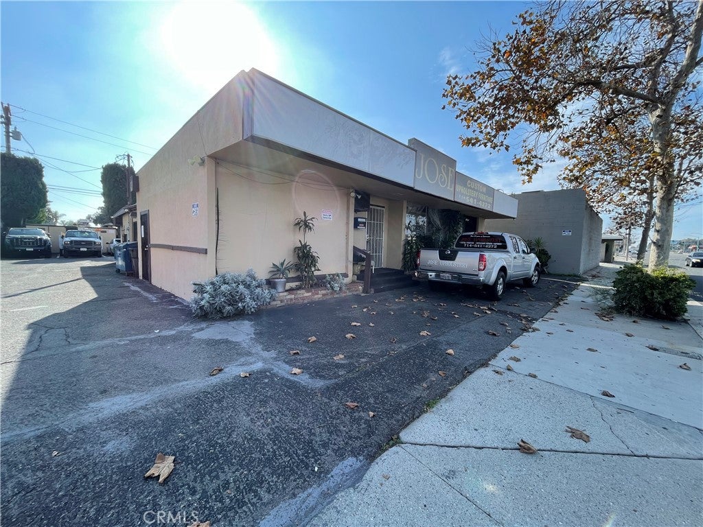 1852 W 17th