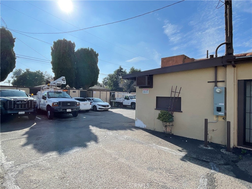 1852 W 17th