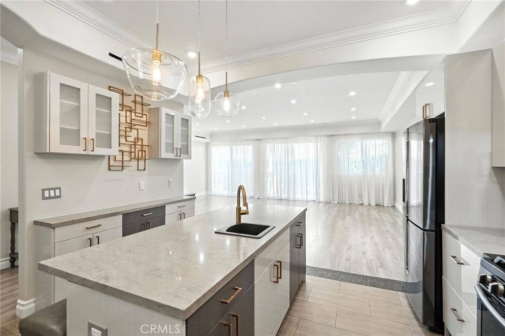 Properties 3 201 N Reese Place 101