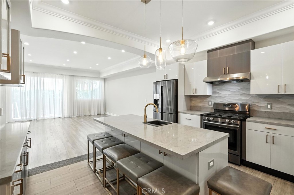 Properties 2 201 N Reese Place 101